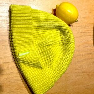 LULULEMON - yellow beanie
